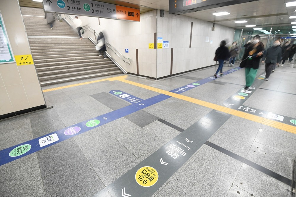 수도권전철 왕십리역에 설치한 ‘이동안내선’.(사진=코레일)