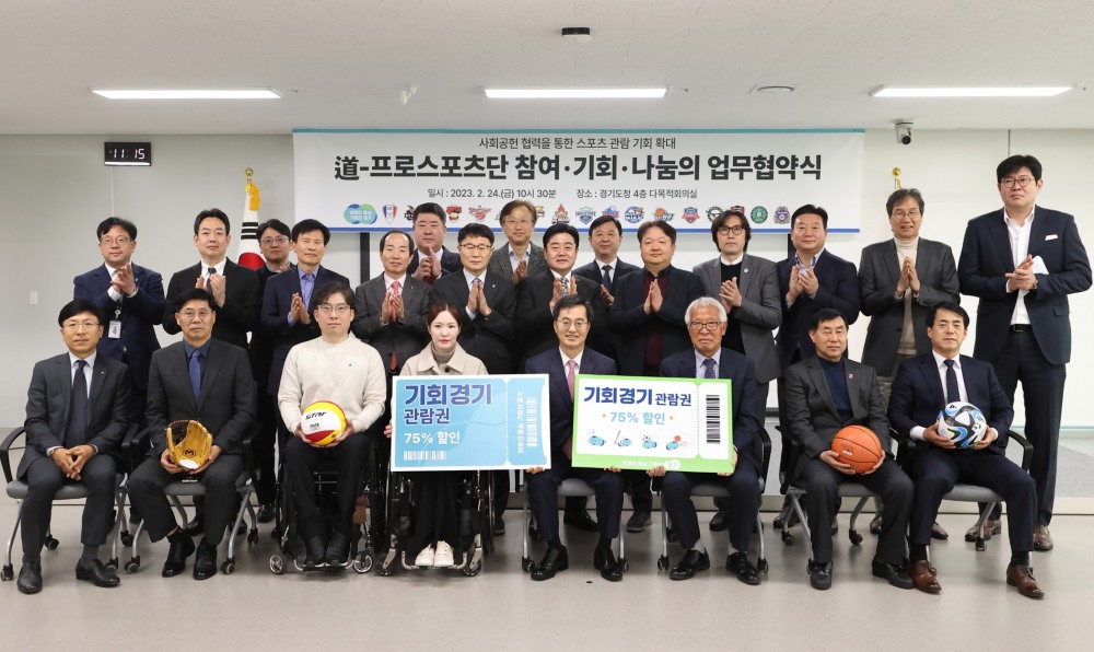 업무협약 체결 후 기념촬영을 하고있다.