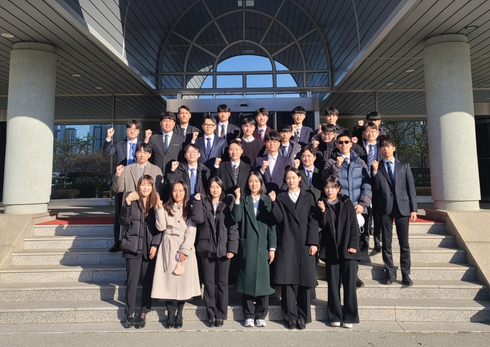 신입 및 경력 사원들이 쌍용자동차 본관 앞에서 파이팅을 외치고 있는 모습.(사진=쌍용자동차)