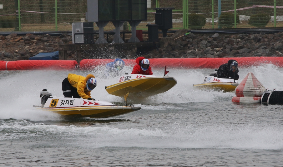 미사리경정장에서 선수들이 거센 바람을 뚫고 경합을 벌이고 있다. (사진=국민체육진흥공단)