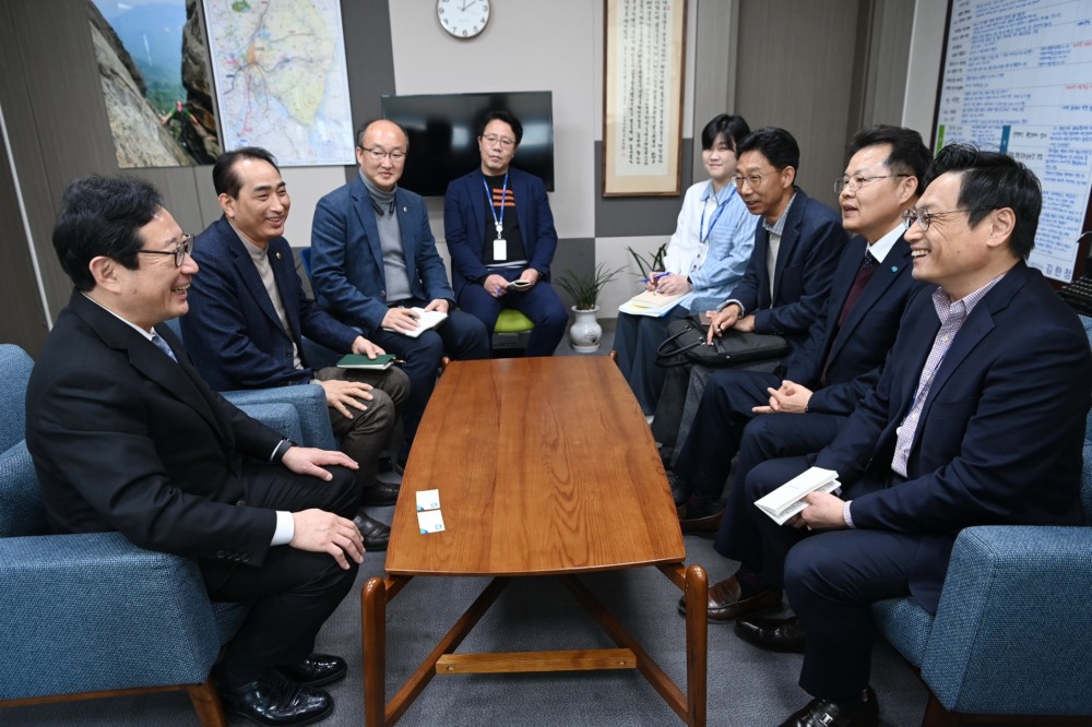 김한정 의원과 면담을 진행하고 있는 모습