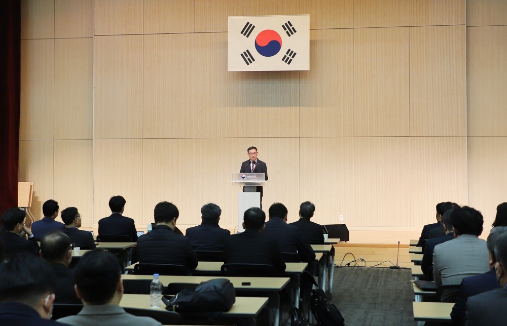 ‘디지털 농생명 포럼 발대식’이 지난 14일 농촌진흥청에서 개최된 가운데, 농생명 산업 활성화에 활용될 LX연구원 등이 개발한 ‘5G 확장형 양자암호융합 2kg급 VTOL 드론’이 시연됐다. (사진=LX공간정보연구원)