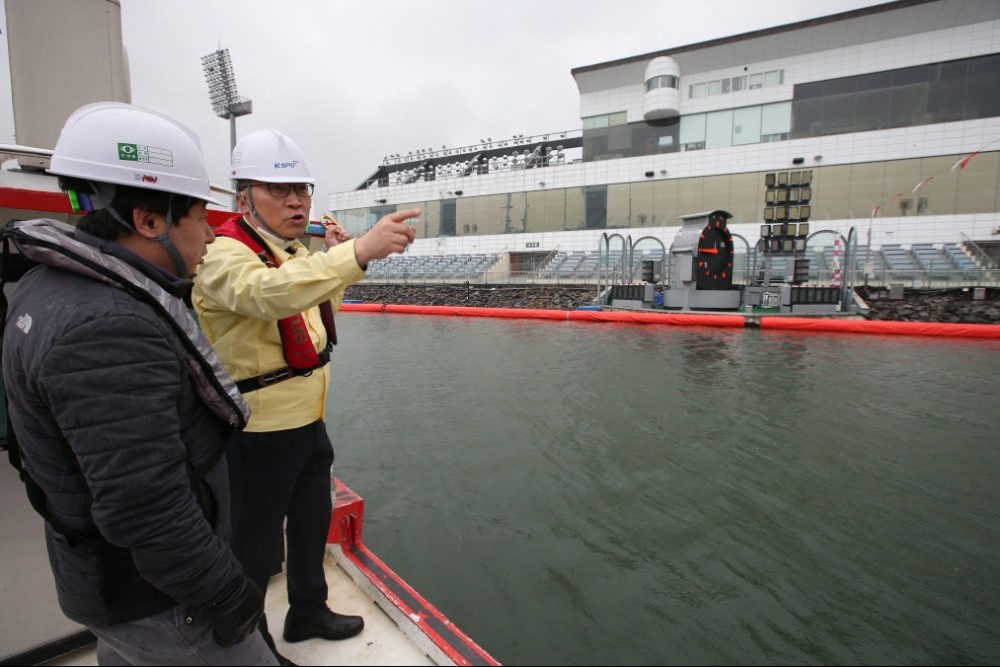 이홍복 경륜경정총괄본부장(우측)이 경정 구조정에 탑승해 긴급보수 현장을 가까이에서 확인하고 있다. (사진=국민체육진흥공단)