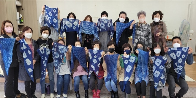 지난해 기장군농업기술센터에서 '천연염색,규방공예' 교육을 진행하고 기념촬영 모습.(제공=부산 기장군)