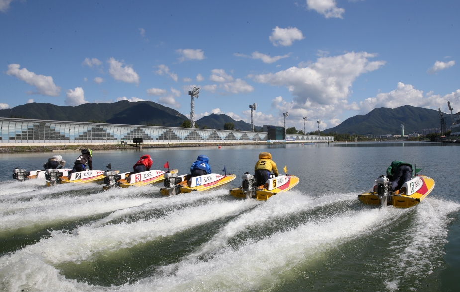 미사리경정장에서 선수들이 계류장을 벗어나 온라인스타트로 경주를 출발하고 있다. (사진=국민체육진흥공단)
