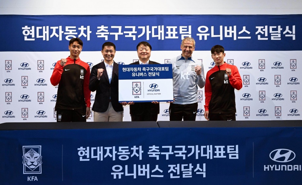 (왼쪽부터) 백승호 선수, 이영표 대한축구협회 부회장, 현대자동차 국내사업본부장 유원하 부사장, 위르겐 클린스만 감독, 김문환 선수.(사진=현대자동차)