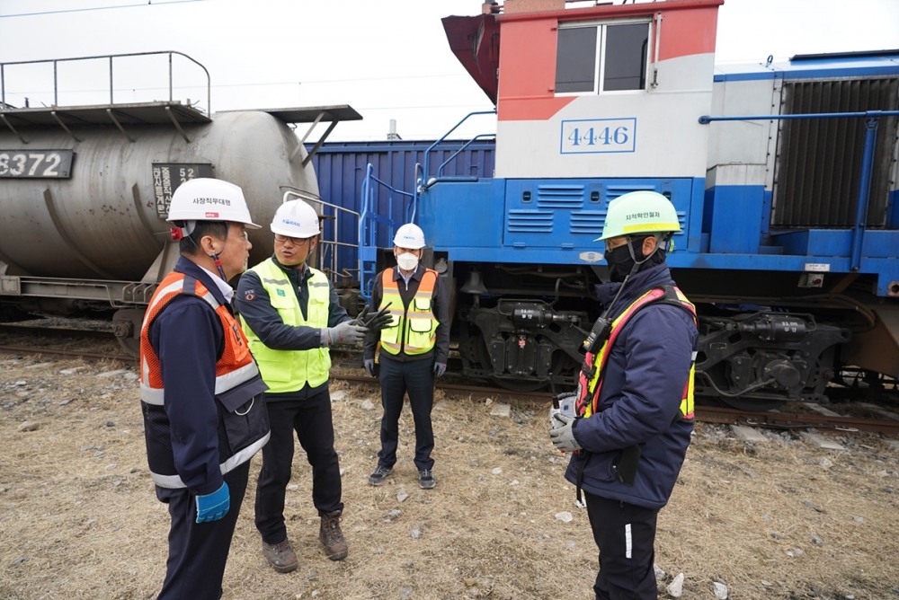고준영 코레일 사장직무대행(왼쪽)이 24일 오후 제천조차장역 무선차량정리 작업 시연 현장을 찾아 현장점검을 실시했다.(사진=코레일)