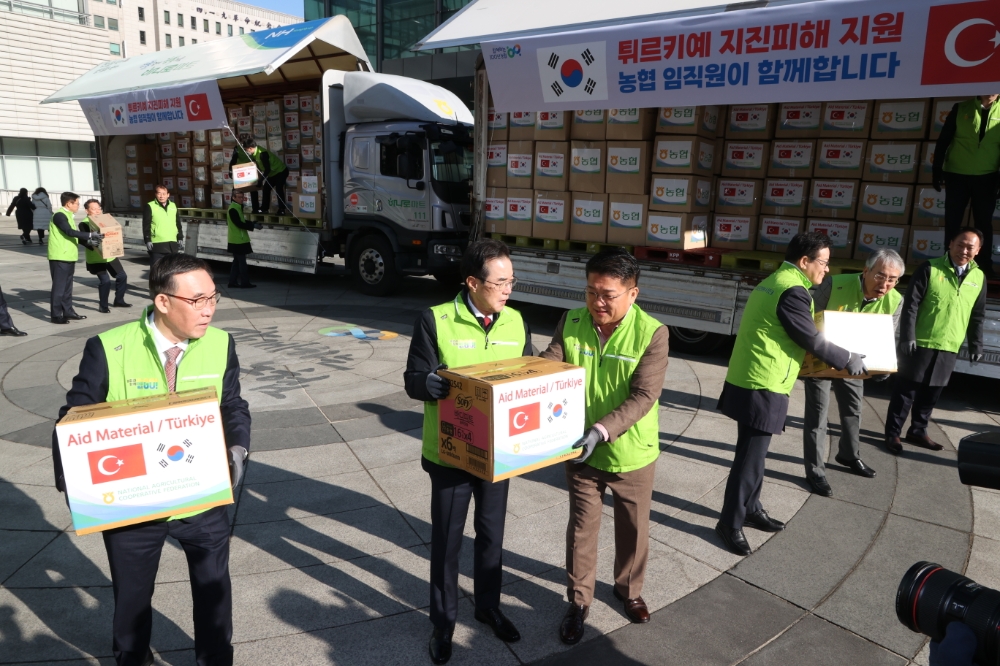 이성희 농협중앙회장(왼쪽에서 두번째), 김용택 전국금융산업노동조합 NH농협지부 위원장(왼쪽에서 세번째) 및 농협 임직원들은 2월 21일 서울 중구 농협중앙회 본관에서 '튀르키예 지진 피해 극복을 위한 임직원 기증구호물품 전달식'에서 물품을 상차하고 있다. 사진=농협중앙회