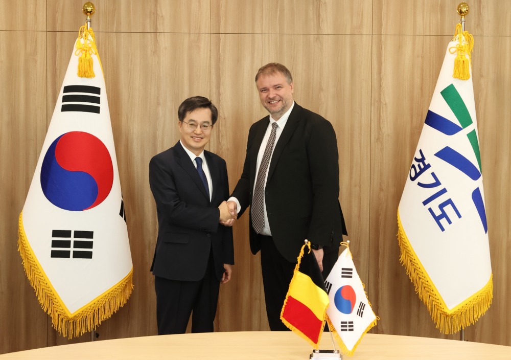 김동연 지사가 마틴 에커만 헤레우스일렉트로나이트 CEO와 기념촬영을 하고 있다.