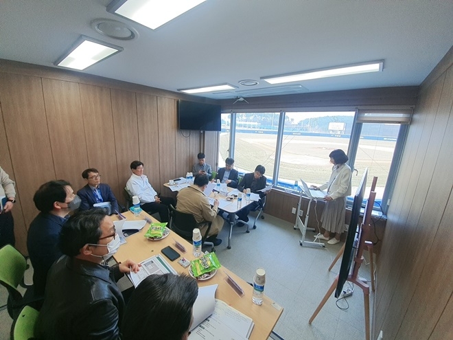 3월 29일 기장야구테마파크 드림볼파크 사무실에서 정종복 기장군수와 문체부, 부산시, KBO 관계자가 공립박물관 현장심사를 진행하고 있다.(사진제공=부산 기장군)