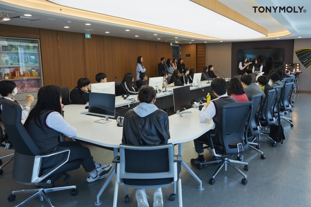 토니모리, 근명고등학교 학생들 본사 견학 관련 이미지. (사진= 토니모리)