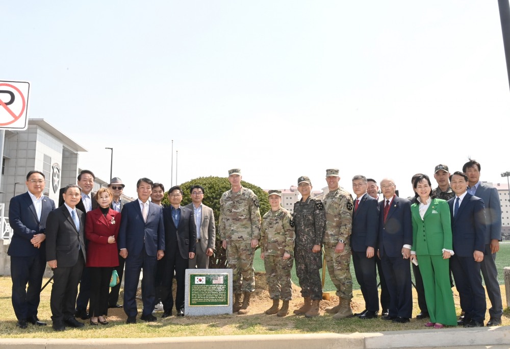 미2사단 식목 행사 참석인사들이 기념촬영을 하고있다.