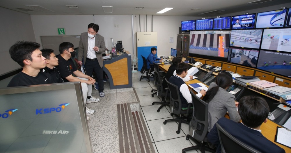 명스피돔 종합심판실에서 심판판정 참관 프로그램에 참가한 선수들이 김태환 심판장(좌측 4번째)의 설명으로 실제 판정 모습을 지켜보고 있다. (사진=국민체육진흥공단)