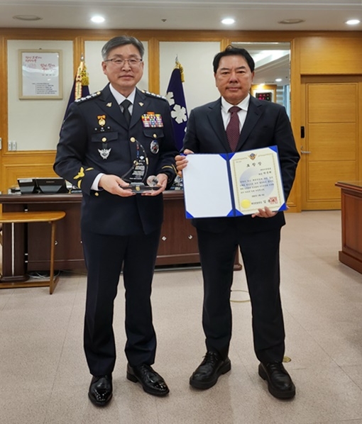 박준희 회장이 4월 6일 해양경찰청장 표창을 받고 김종욱 청장과 기념촬영.(사진제공=아이넷방송)