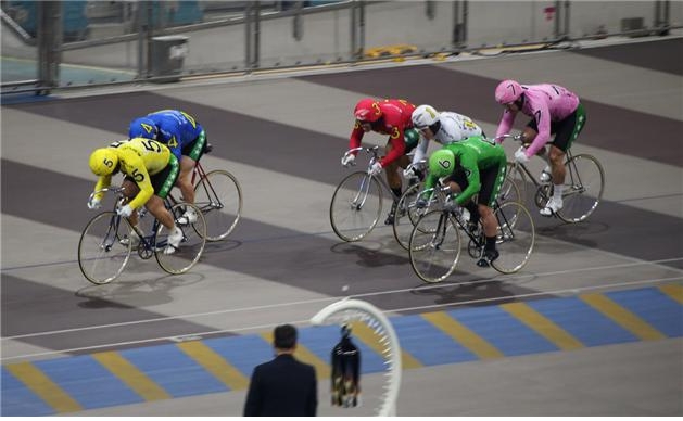 광명스피돔에서 출전선수들이 결승선을 앞두고 질주하고 있다. (사진=국민체육진흥공단)