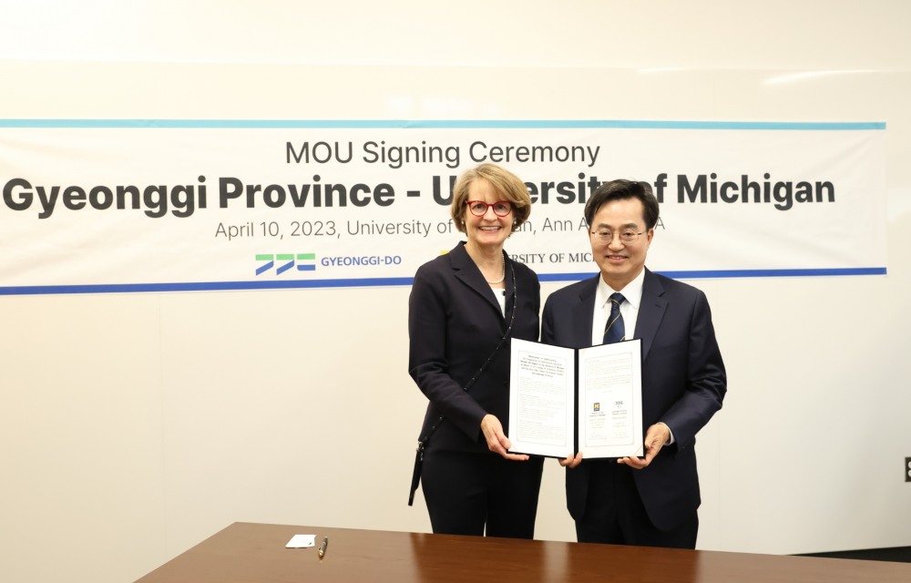 김동연 지사가 로리 맥컬리(Laurie McCauley) 미시간대 부총장과 청년사다리 MOU 체결을 하고 기념촬영을 하고 있다.