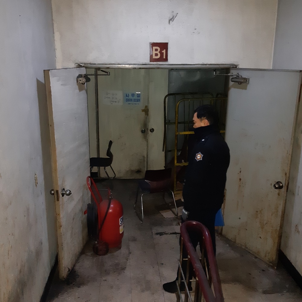 비상구 위반행위 단속 현장