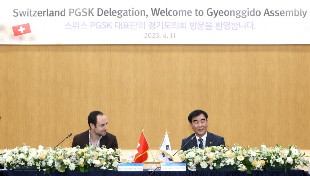 염종현 의장이 스위스-한국 의원 친선협회 회장과 교류협력방안을 논의하고 있다.