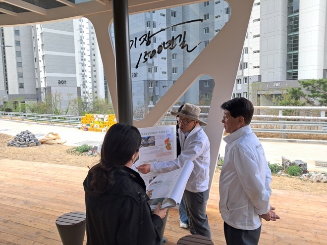 정종복 기장군수가 일광신도시 기장 1500년길 조성현장을 점검하고 있다.(사진제공=부산 기장군)