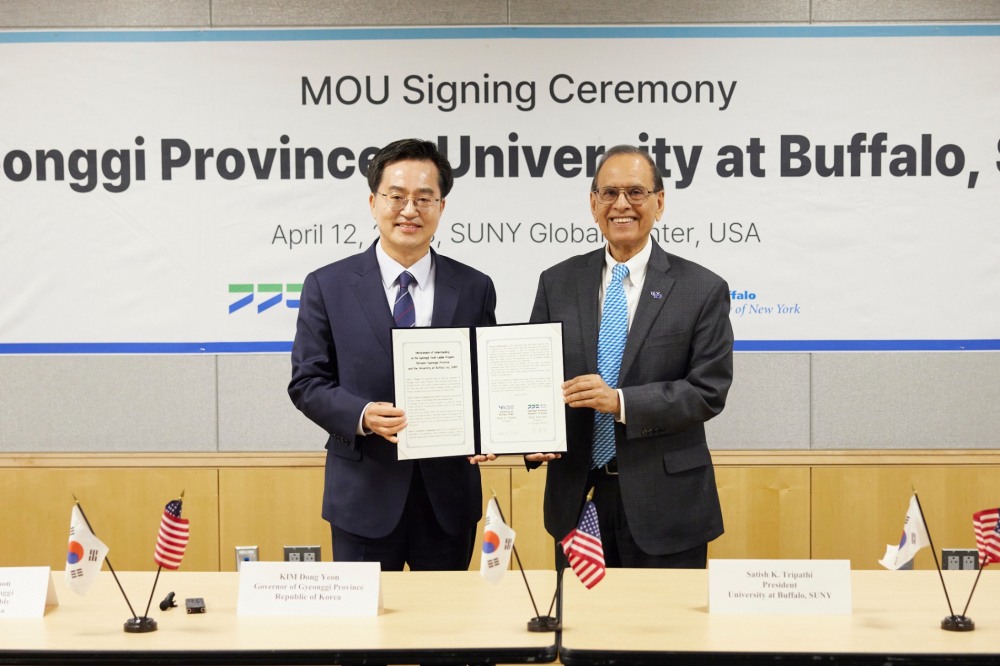 김동연 지사가 뉴욕주립대버팔로 총장과 경기청년 사다리 프로그램 협약식을 갖고 기념촬영을 하고 있다.