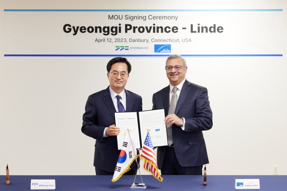 김동연 경기도지사가 린데 CEO와 MOU협약서에 서명을 하고 기념촬영을 하고 있다.