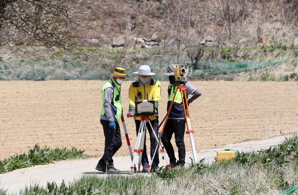 지적측량 모습.(사진= LX한국국토정보공사)
