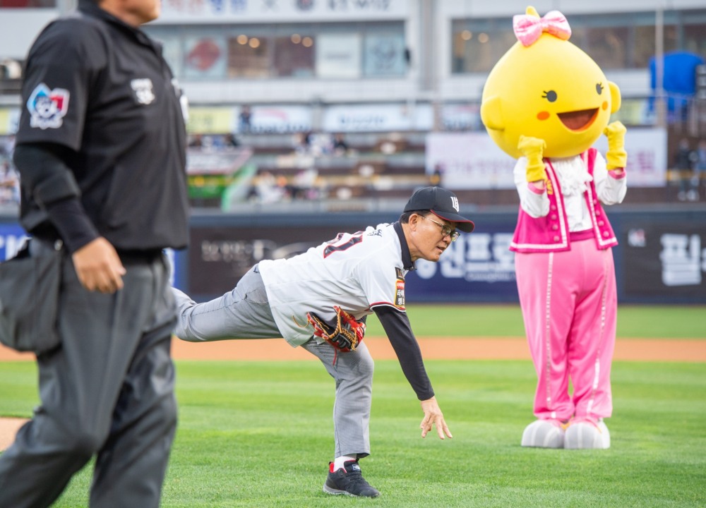 안종범 수석부사장(가운데)이 14일 수원 KT위즈파크에서 열린 KBO리그 KT위즈 대 한화이글스 경기 시구를 하고 있다.(사진=에쓰오일)