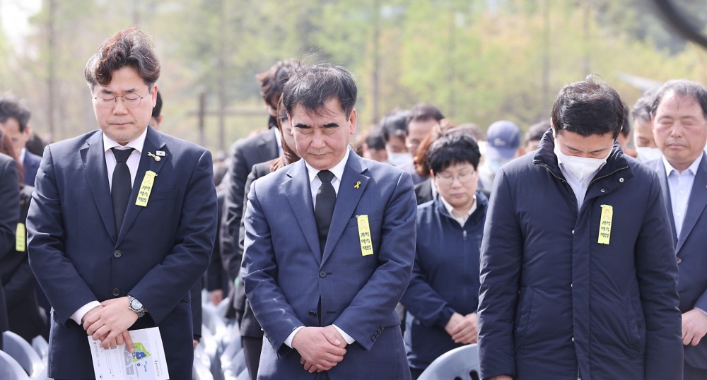 세월호 참사 9주기 기억식에 참석해 희생자를 추모하는 염종현 의장