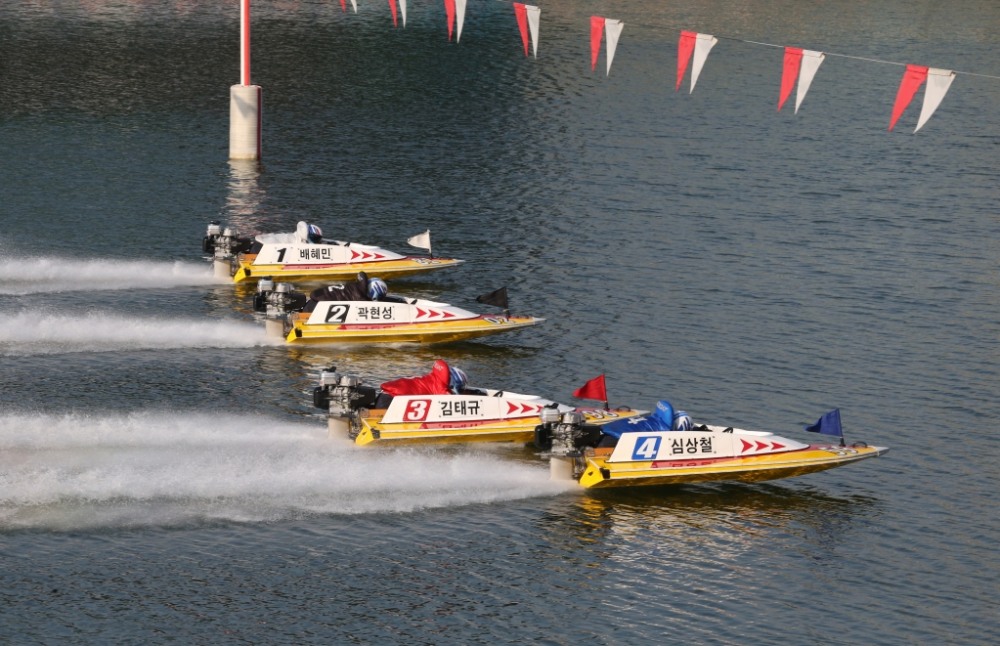 미사리경정장에서 경주에 출전한 선수들이 플라잉스타트로 출발선을 통과하고 있다. (사진=국민체육진흥공단)