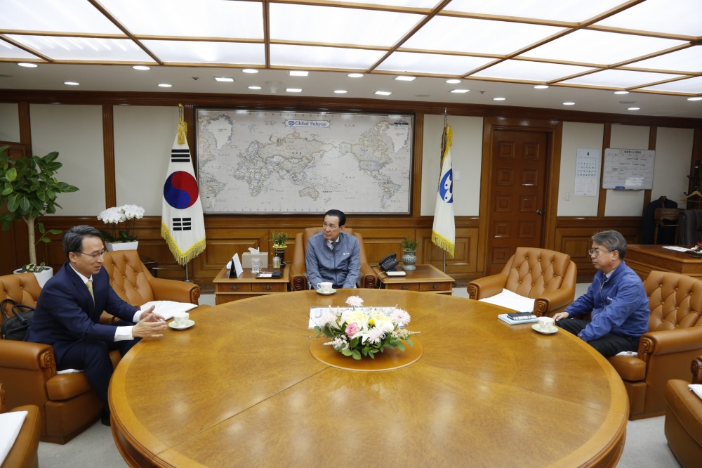 노동진 수협중앙회장(가운데)과 우동식 국립수산과학원장(왼쪽)이 지난 14일 수협중앙회 본부에서 수산식품개발, 수산통계, 사료개발 등 전방위적인 상호 협력 방안을 논의하고 있다.(사진=수협중앙회)