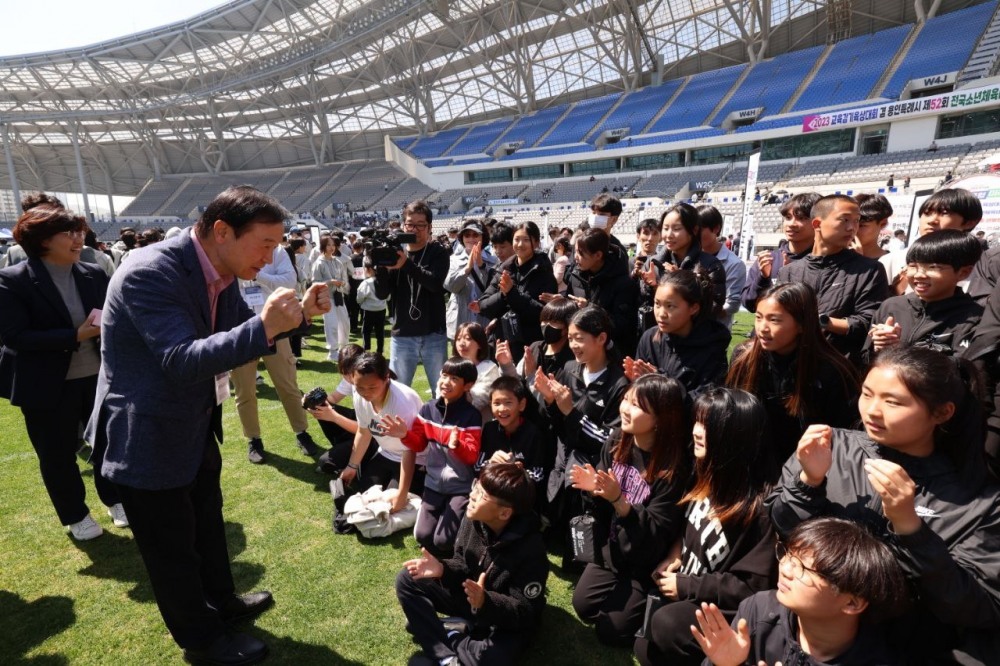 육상대회에 참석해 학생들과 인사를 나누고있는 임태희 교육감
