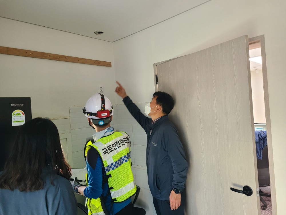 포항시 태풍 피해 의료시설 안전점검 모습.(사진=국토안전관리원)