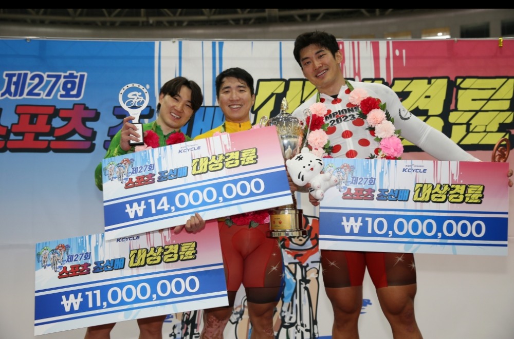 스포츠조선배 대상경륜 시상식에서 입상자들이 트로피를 들고 기뻐하고 있다. 좌측부터 2위 전원규, 우승 임채빈, 3위 정해민. (사진=국민체육진흥공단)