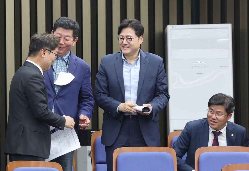 더불어민주당 차기 원내대표 선거 출마를 선언한 박범계 의원과 김두관 의원(사진=연합뉴스)