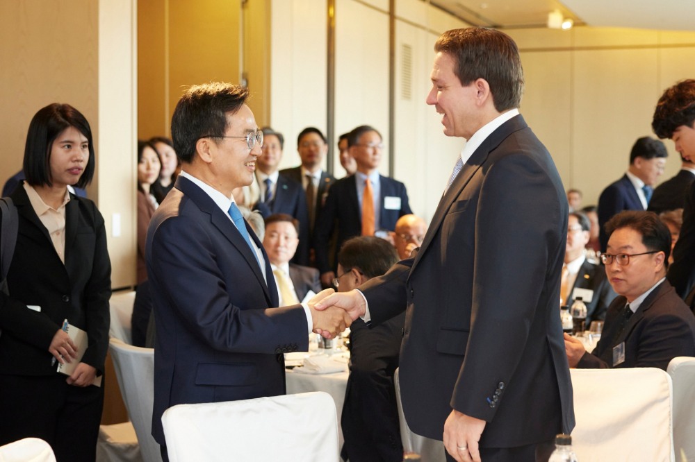 김동연 지사, 론 디샌티스(Ron DeSantis) 플로리다 주지사가 악수 인사를 하고 있다.