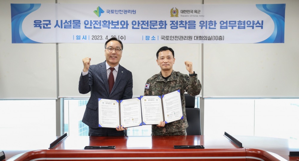 권혁기 본부장과 이준호 전투준비안전단장이 업무협약 후 기념촬영을 하고 있다.(사진=국토안전관리원)