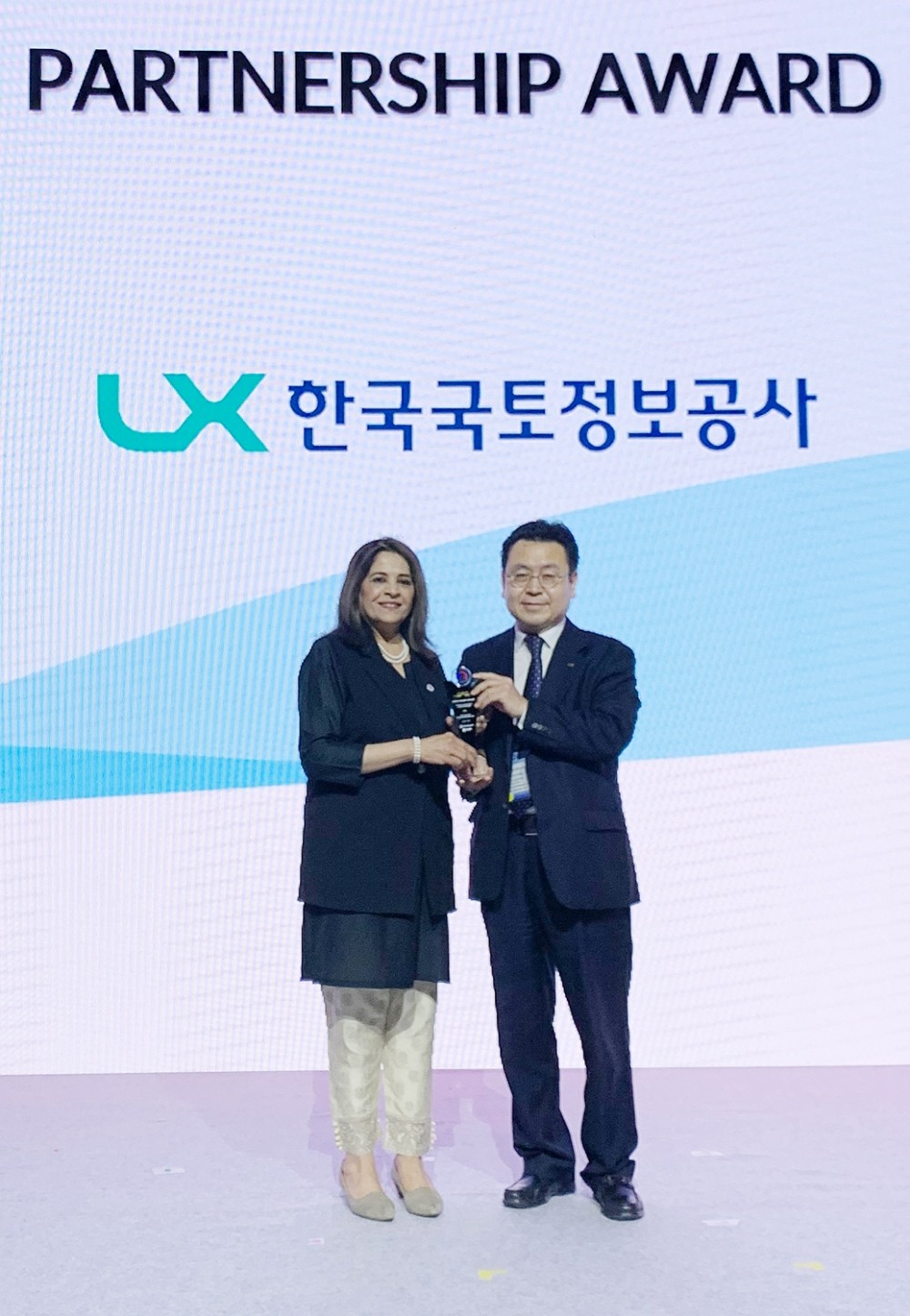 LX공사 최송욱 공간정보본부장이지난 25일, 서울신라호텔에서 개최된 ‘KWPF 설립 10주년 기념 컨퍼런스’에서 감사패를 수상했다. (사진=LX공사)