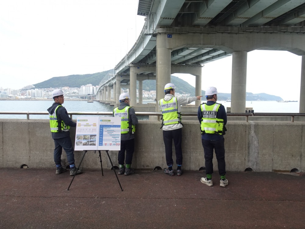 김일환 국토안전관리원 원장이 남항대교 정밀안전진단 현장에 방문하여 교량 시설물의 안전 실태를 점검하고 있다.(사진=국토안전관리원)