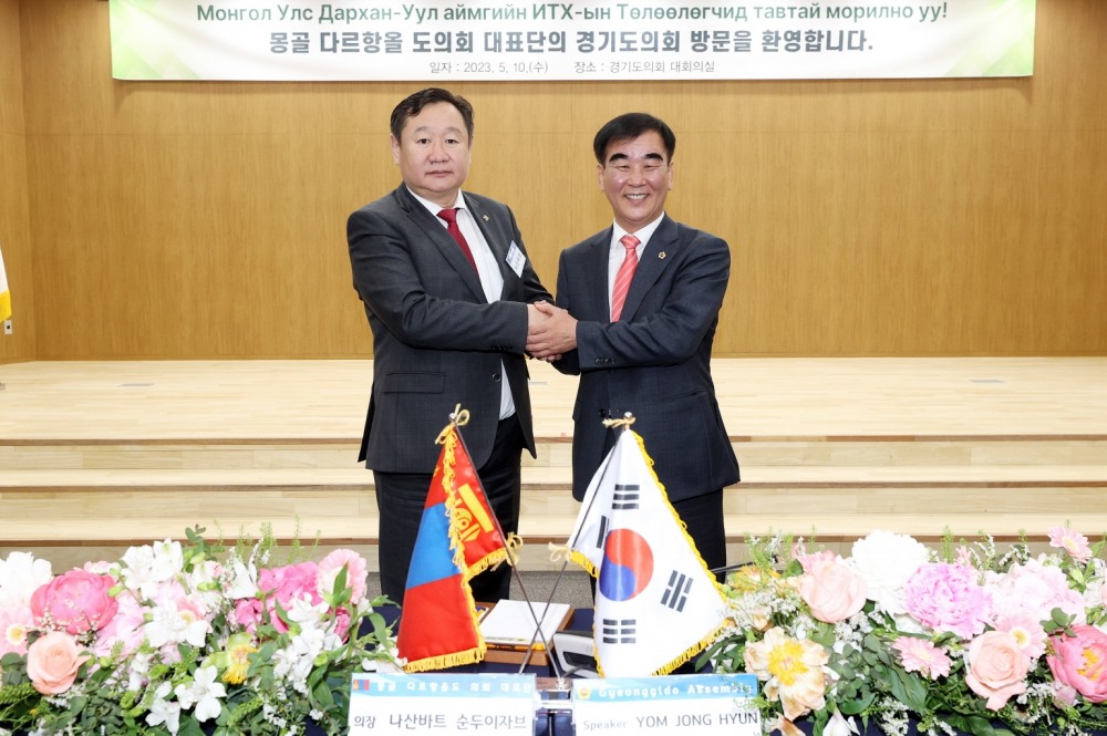 몽골 다르항올도의회 대표단 접견 후 기념촬영을 하고있다.