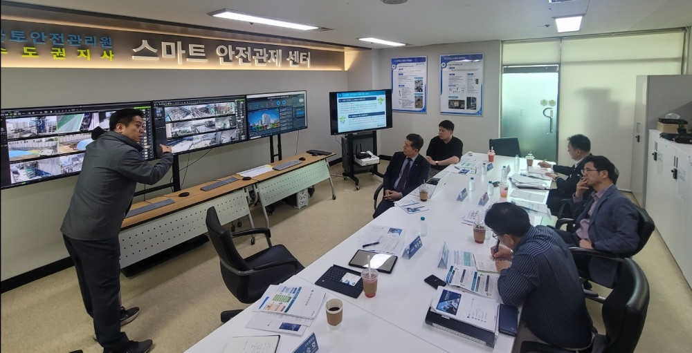 경기도 관계자에게 관리원의 `스마트 안전관제 시스템`에 대해 설명하는 모습. (사진=국토안전관리원)