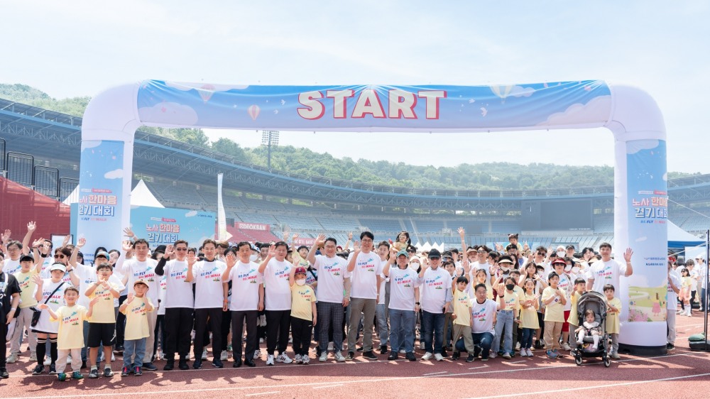 유종석 대한항공 안전보건 총괄 겸 Operation부문 부사장, 오필조 대한항공 노동조합위원장, 대한항공 직원 및 가족들이 부천종합운동장에서 열린 ‘노사 한마음 걷기’ 행사에서 기념사진을 촬영하는 모습.(사진=대한항공)