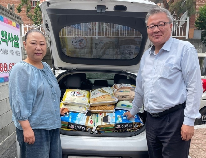 김미라 위원(왼쪽)이 쌀 300kg을 후원하고 최대용 공단 강원지부장과 기념촬영.(사진제공=한국법무보호복지공단강원지부)