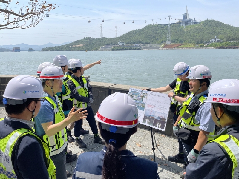 이용강 부원장이 진도대교 현장에서 안전관리 실태에 대해 보고 받는 모습.(사진=국토안전관리원)