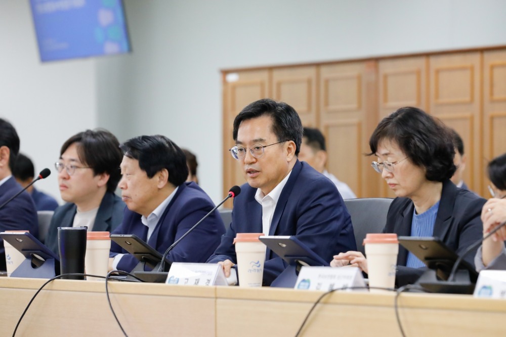 김동연 지사가 탄소중립·녹색성장 위원회 전체회의를 진행하고 있다.