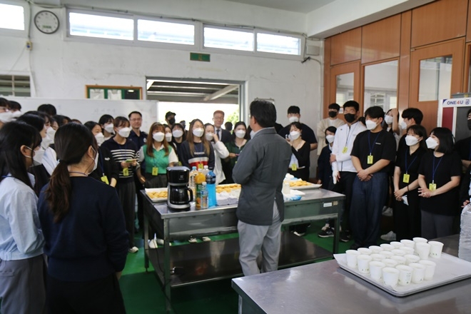 제과제빵 직업훈련과정의 설명을 듣고 있는 경남대학교 학생들.(제공=창원교도소)