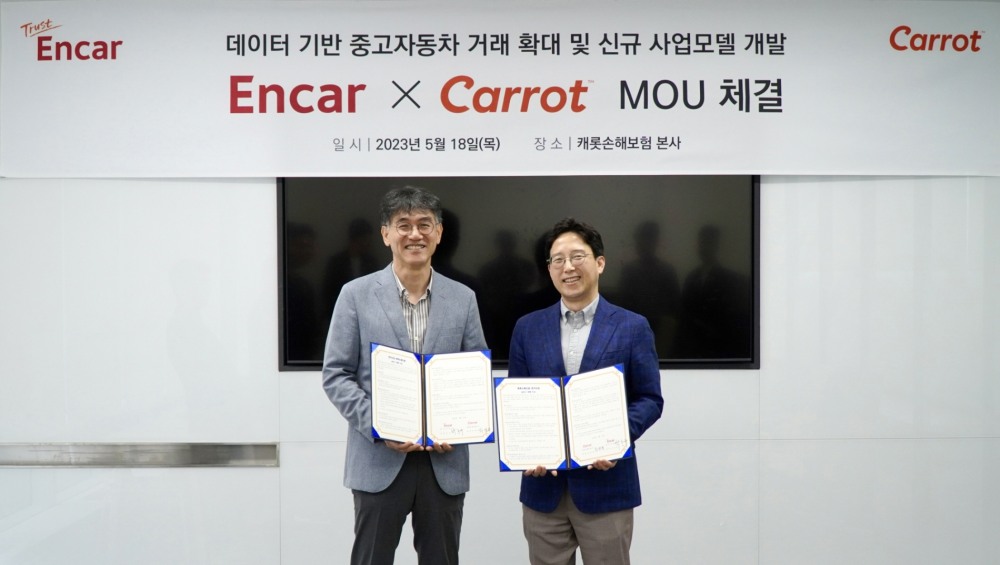 엔카닷컴 박홍규 사업총괄본부장(왼쪽)과 캐롯손해보험 최영복 경영지원본부장이 중고차 거래 확대 및 신규 서비스 개발 업무협약을 체결하고 기념사진을 촬영하고 있다.(사진=엔카닷컴)