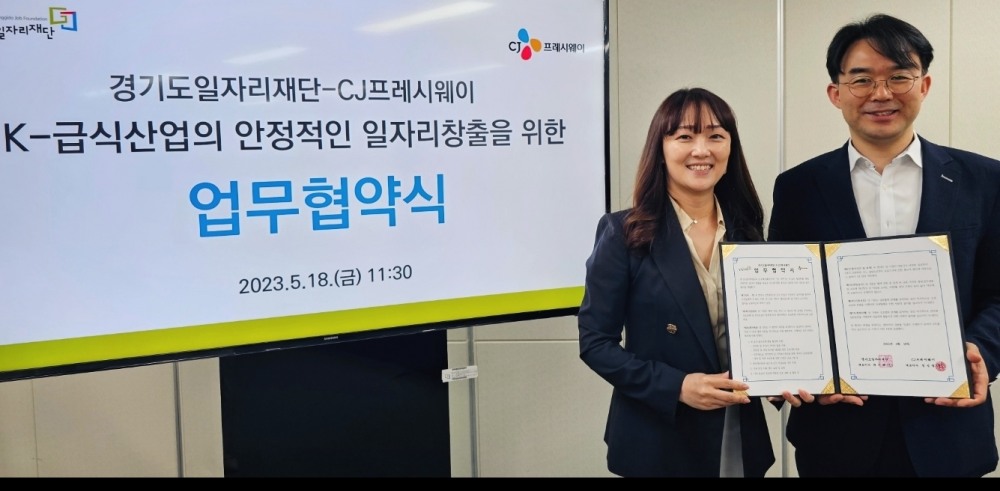 업무협약 체결 후 기념촬영을 하고있다.