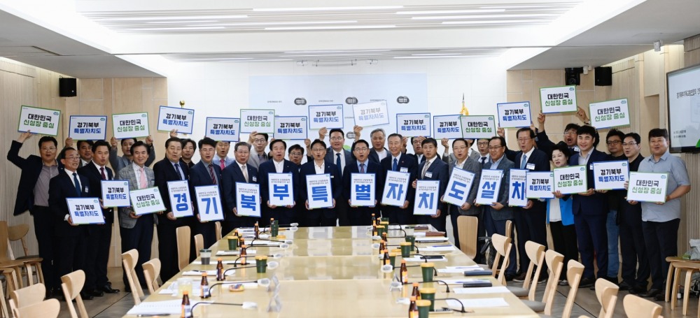 경기북부기독교총연합회 간담회 참석인사들이 기념촬영을 하고있다.