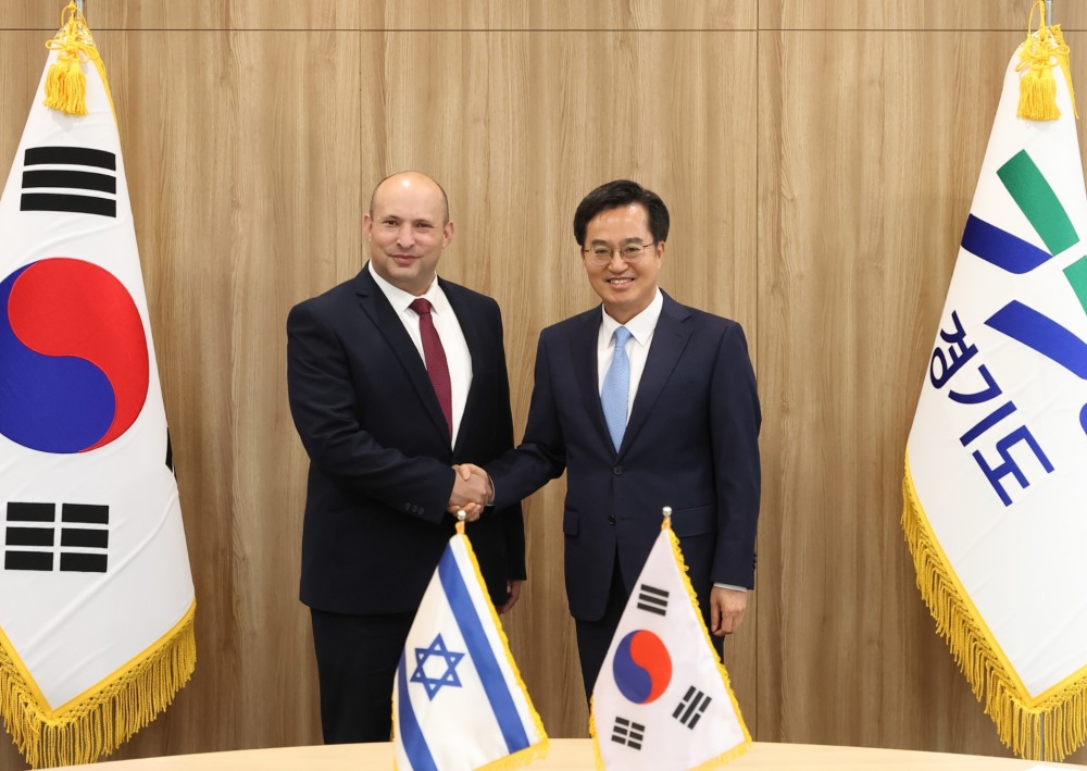 김동연 지사와 나프탈리 베네트 전 이스라엘 총리가 기념촬영을 하고 있다.