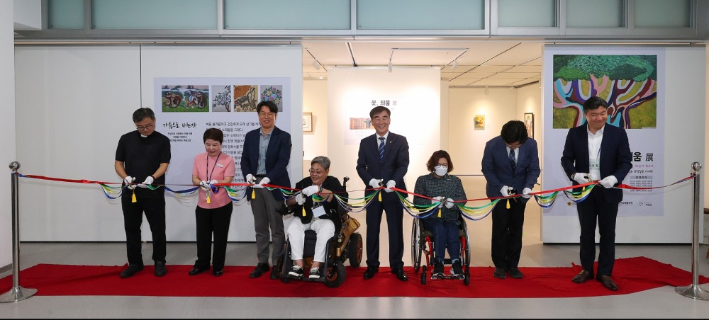 에이블아트 전시회 개회식 참석인사들이 기념촬영을 하고있다.